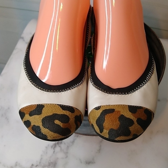 Simply Vera Wang Size 6.5  Leopard & Cream Ballet Flats Two Tone Faux Leather - Picture 5 of 10